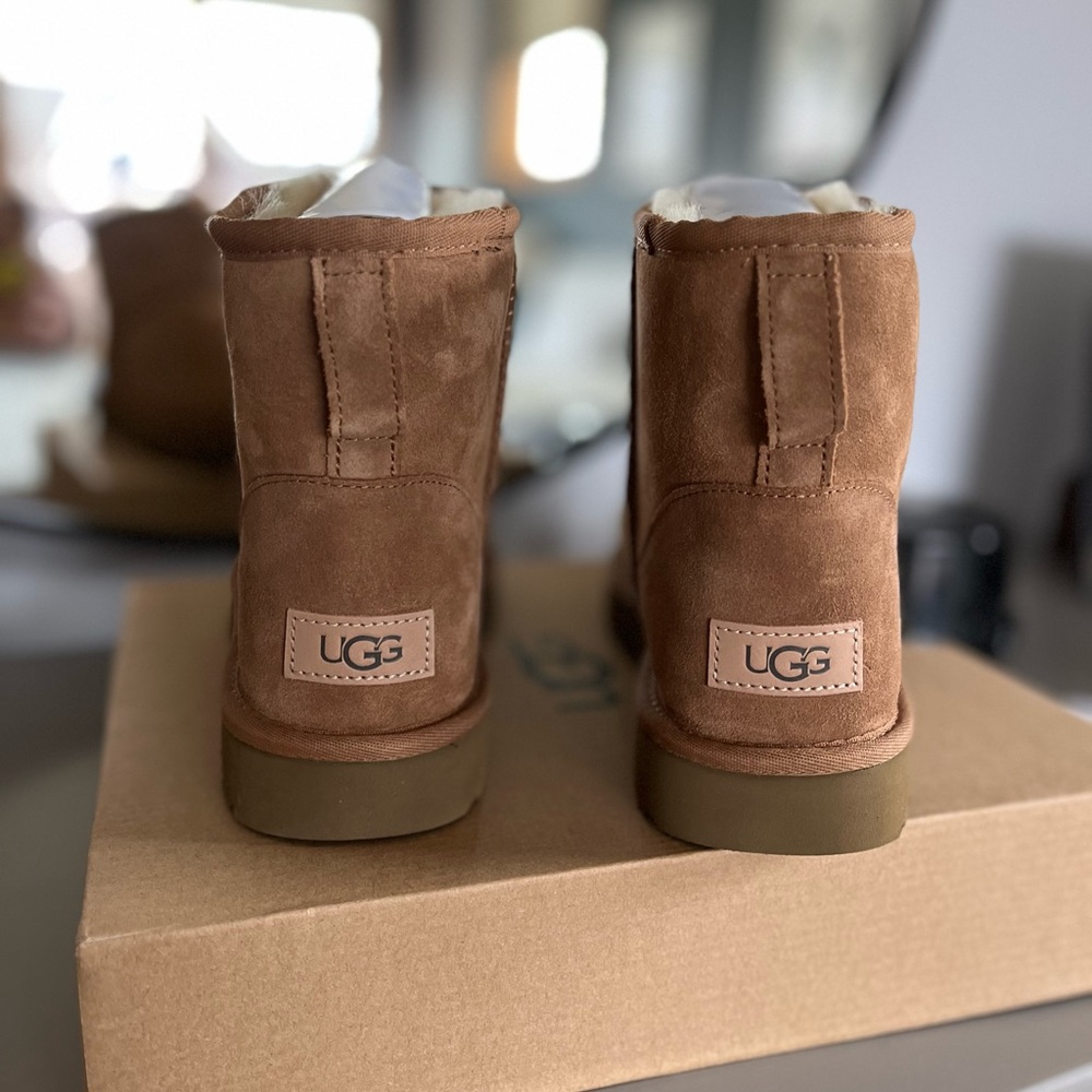 NIB women’s UGG Classic Mini II